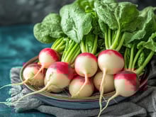 Enrobés de beurre aromatisé, cette façon de présenter vos radis va bluffer vos convives dès l'apéritif !