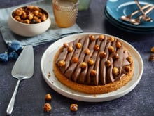 Tarte festive au chocolat et noisettes caramélisées
