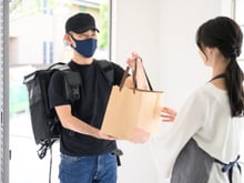 Livraison à domicile : pourquoi cette habitude courante favorise la multiplication des bactéries