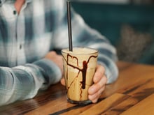 Faut-il vraiment boire du café glacé quand il fait chaud ?