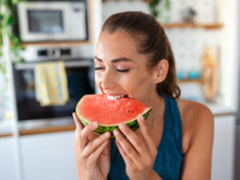 Les 5 fruits et légumes les plus riches en eau pour s'hydrater facilement lorsqu'il fait chaud