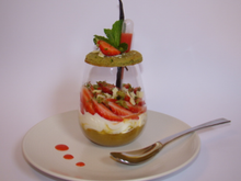 Tartelette pistache gariguettes rhubarbe Toblerone blanc, destructurée façon verrine