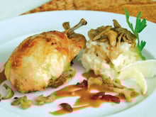 Caille farcie au Foie Gras de Canard rôtie aux airelles, risotto aux pleurotes