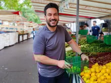 Retour du marché avec Denny Imbroisi : le chef italien nous partage sa recette d’été facile et rapide du carpaccio de courgettes !