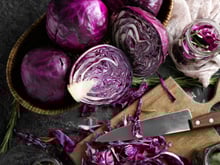 Après les courgettes, découvrez la scarpaccia au chou rouge, une spécialité italienne délicieuse