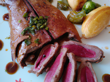 Magret de canard en croûte d'olive purée de céleri et pomme huile piment d'espelette