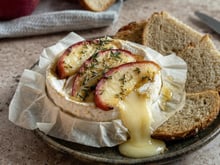 Ce camembert rôti avec seulement 3 ingrédients est le dîner express parfait pour se régaler