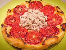 Tatin de tomates et de thon aux herbes