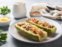 Que faire avec une énorme courgette ? Voici une recette farcie au jambon et tomates confites à tomber