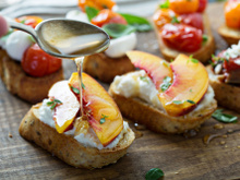 Duo de crostini : ricotta nectarine et ricotta tomates confites