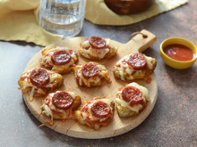 Du croustillant et du fromage bien gratiné, découvrez la recette smashed potatoes façon pizza