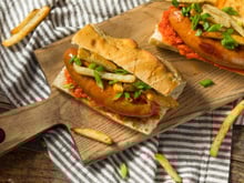 “Le vrai sandwich des anciens” : voici la recette du sandwich frites-merguez fait maison parfait pour un pique-nique