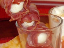 Brochettes de lard, mozzarella, tomates