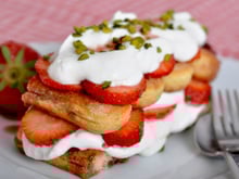 “Pas de mascarpone dans cette recette” : cette diététicienne partage son tiramisu fraises pistaches moins gras et moins sucré