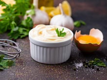 “Une mayonnaise inratable en 1 minute” : voici la recette que vous devez absolument connaître pour vos repas d’été !