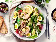 Philippe Etchebest propose sa version de la salade niçoise, gourmande et économique