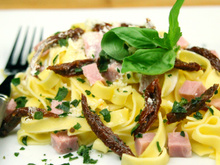 Tagliatelles au jambon, tomates séchées, basilic