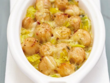 Gratin d'emmental grand cru sur poireaux fondants et pétoncles au curry