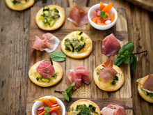 Mini pizza aux courgettes, jambon de Parme AOP