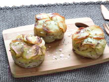 Faire des mini-gratins dauphinois dans des moules à muffins : l’idée chic pour accompagner votre repas de Noël !