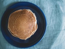 Plus d’idées pour le petit-déjeuner ? Testez cette recette de pancakes brouillés sains, prêts en quelques minutes seulement !