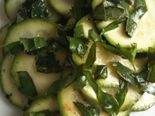 Courgettes crues marinées