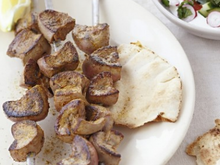 Brochettes de rognons de porc tandoori et raïta