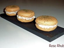 Macarons au saumon, crème de raifort à l'aneth