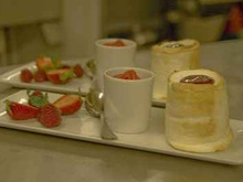 Soufflé au citron vert et coulis de fraise, sorbet fraise estragon et fruits frais