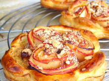 Tartelettes aux pétales de pommes, cannelle et noisettes