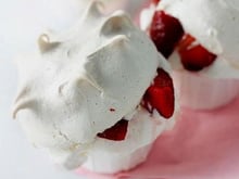 Pavlova (meringue) fourré aux fraises