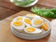 Œufs durs : voici pourquoi il faut toujours ajouter du sel à l’eau de cuisson selon la science