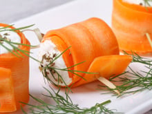 Rouleaux de carottes garnis au fromage frais