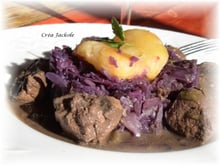 Civet de chevreuil et son chou rouge coiffé de pommes