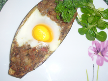 Aubergines et œufs sur le plat