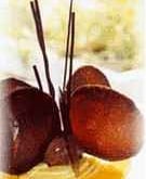 Feuille à feuille de chocolat 'Manjari'. Coulis de mangue à la vanille