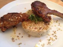 Côtelettes d'agneau aux épices indiennes et purée ciboulette échalote croquants de noisettes