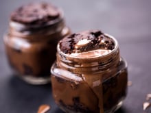 Pas de four, pas de balance, pas de vaisselle… Ce chef dévoile sa recette de gâteau au chocolat express