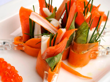 Petit rouleau croquant de saumon sauvage rouge d'Alaska fumé