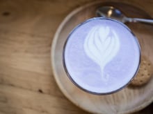 Moins cher que le matcha, ce superaliment violet regorge de bienfaits : voici comment l’adopter