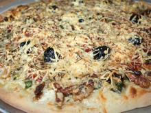 Pizza épinards, chorizo, noix, à la crème