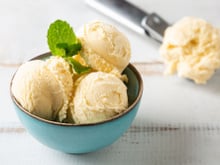 “Là, ça cartonne” : rebondissant sur les confidences gourmandes de la chanteuse Dua Lipa, Julie Andrieu propose sa recette avec de la glace vanille