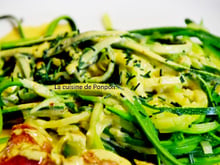 Tagliatelles de courgette et brochettes à la sauce moutarde