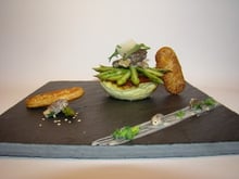 Quiche destructurée aux asperges vertes, morilles estragon et parmesan