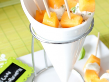 Brochettes de melon au fromage frais
