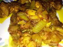 Poulet au curry et aux oignons