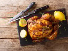 Le chef Jamie Oliver dévoile son secret pour avoir un poulet rôti avec la chair toujours bien moelleuse