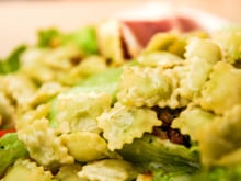 “Bien soufflées et grillées”, découvrez la recette de salade aux ravioles du Dauphiné de Laurent Mariotte