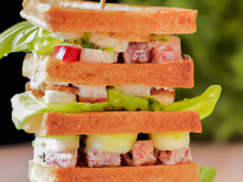 Mini club sandwich de banette épautre avec fletan et crudités d'hiver