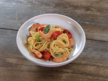 Spaghettis aux crevettes sautées, ail et tomates cerise